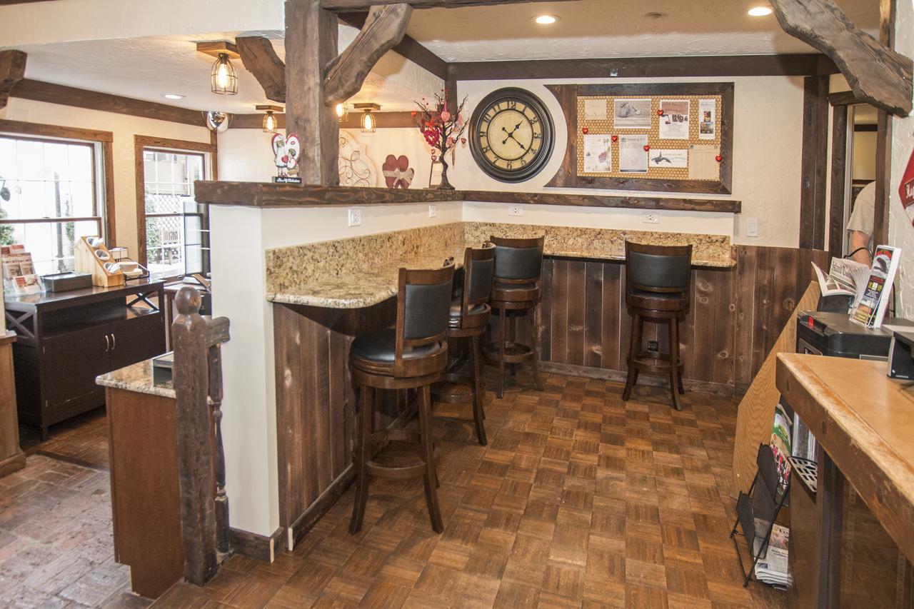 Auld Holland Inn Oak Harbor Exterior photo